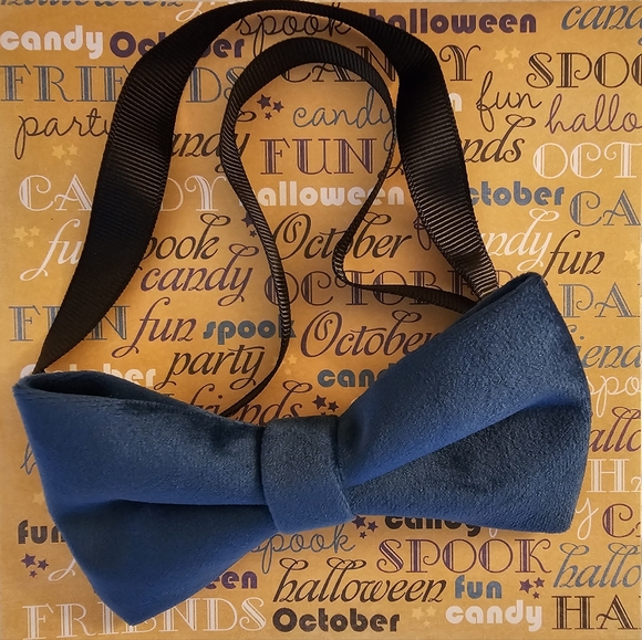 Velvet Pre-Tied Adjustable Bowtie - Picture 5 of 8